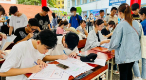 Sinh viên ngành Dược có thể tìm hiểu thêm nhiều hình thức hỗ trợ tài chính để giảm áp lực chi phí học tập